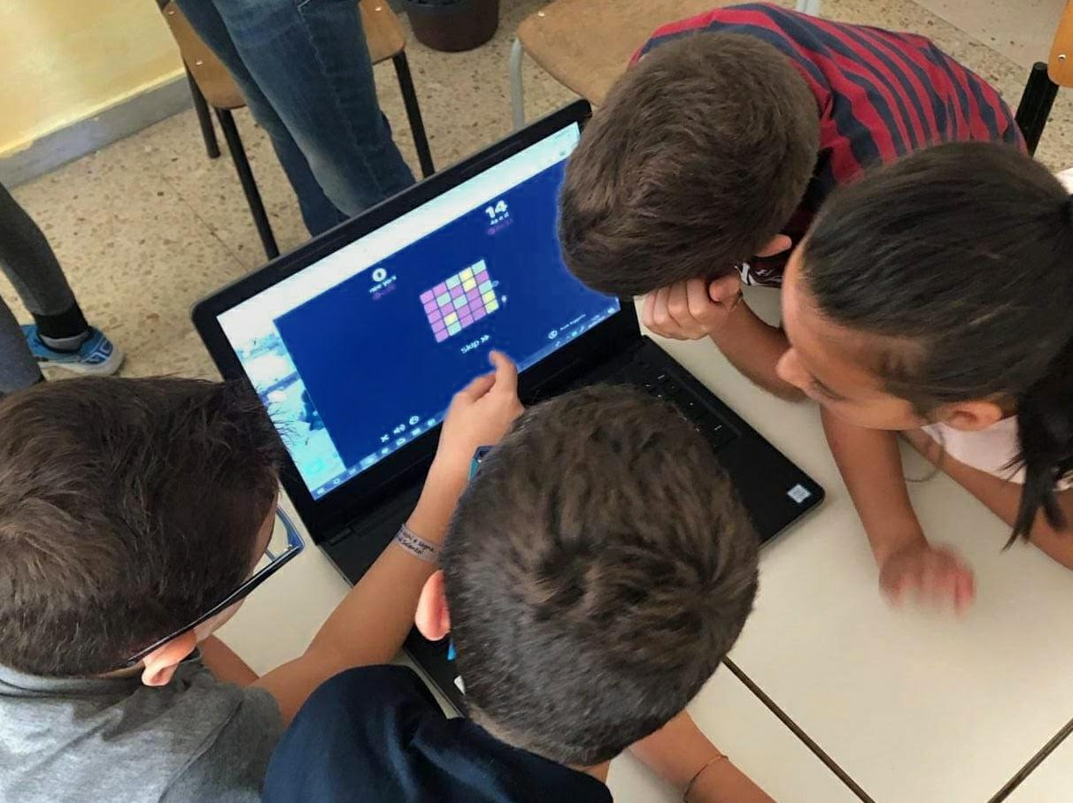 Children from an elementary school playing with CodyColor in a Battle Royale, during one of the Digit events.